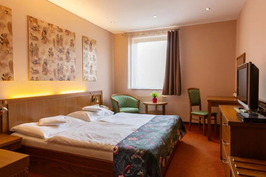 Hotel Max Inn - 3-star hotel in Nové Mesto, Bratislava - photo 1