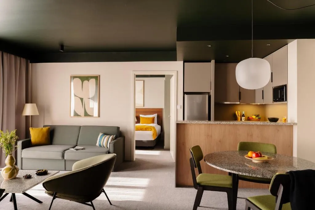 Fachada y entrada del Adina Apartment Hotel Budapest