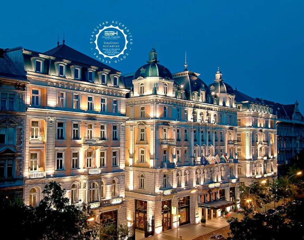 Fachada majestosa do Corinthia Budapeste no boulevard Erzsébet