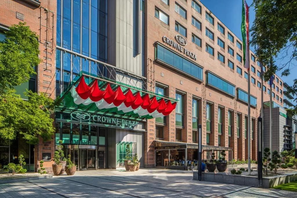 Fachada do Crowne Plaza Budapeste na rua Váci