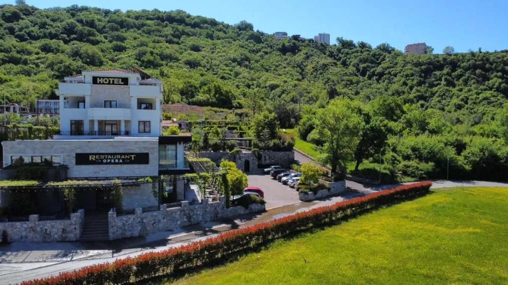 Hotel Opera Jaz - Hotel de 3 estrellas en Servisna zona bb, Budva - photo 1