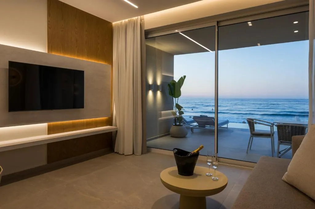 Marika Beach Hotel & Suites - 4-star hotel in Right on the sand, 200 m from Platanias centre, Chania - photo 1