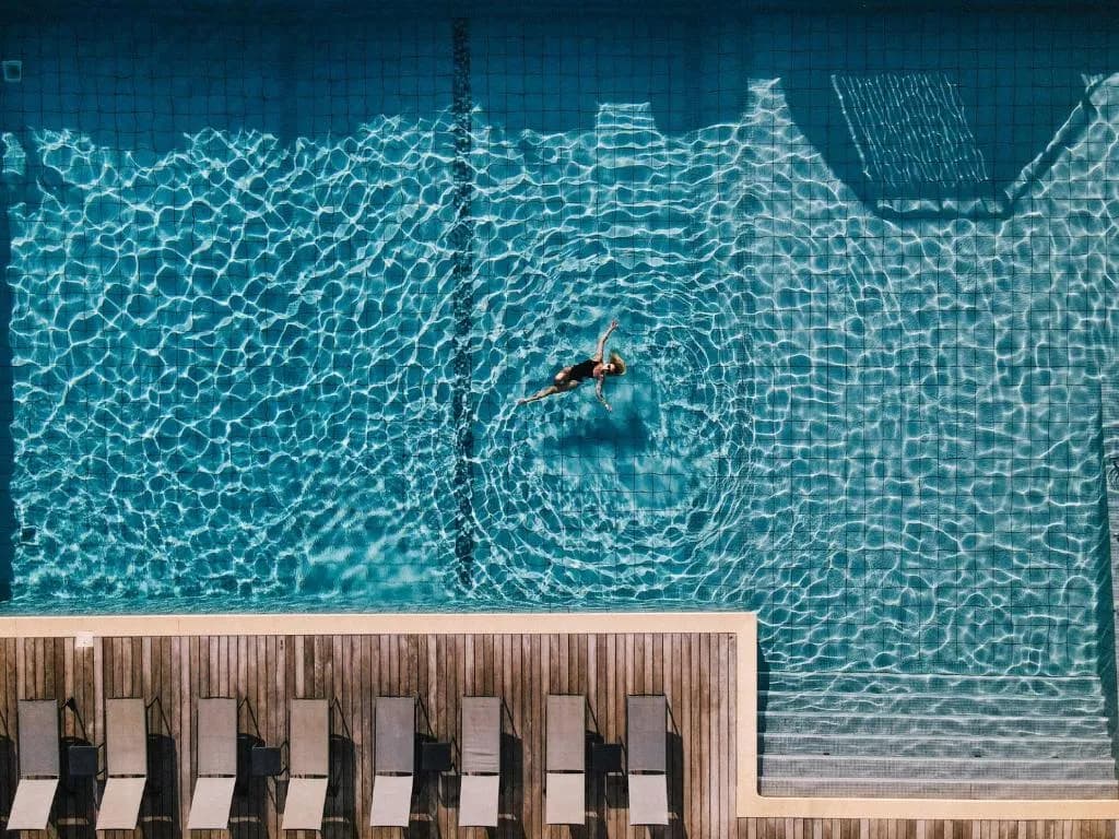 Fachada del Hotel Costa Salina en el puerto de Porto-Vecchio, Córcega