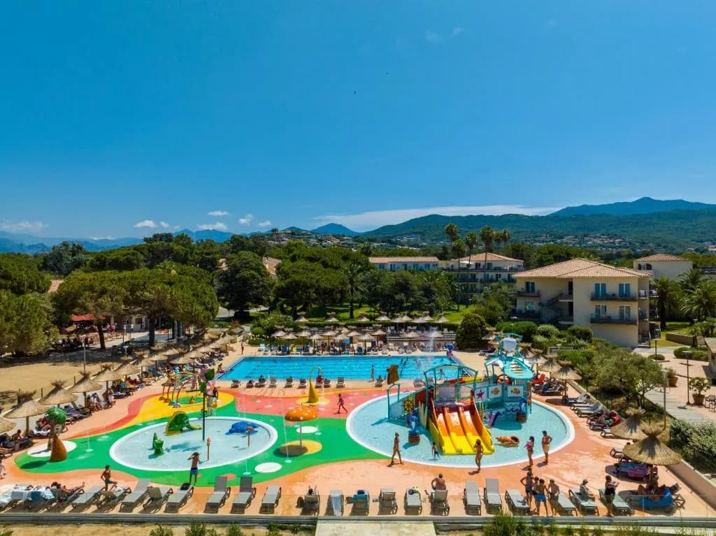 Hotel Club Marina Viva, zona de piscina y resort en Porticcio, Córcega