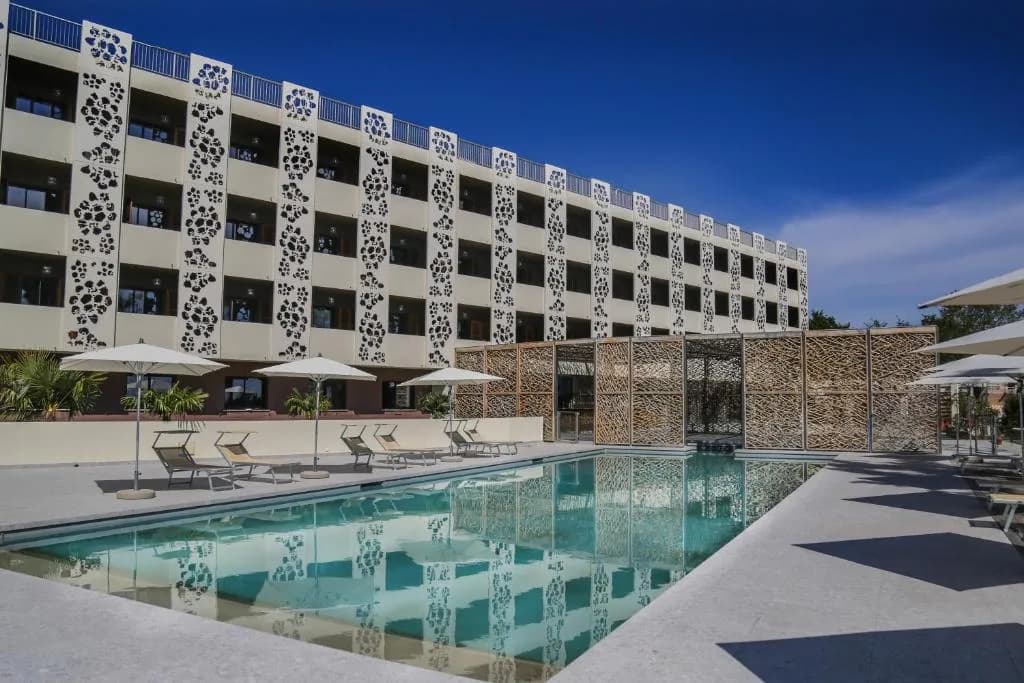 Hotel Orizonte con piscina en Cervione, Córcega