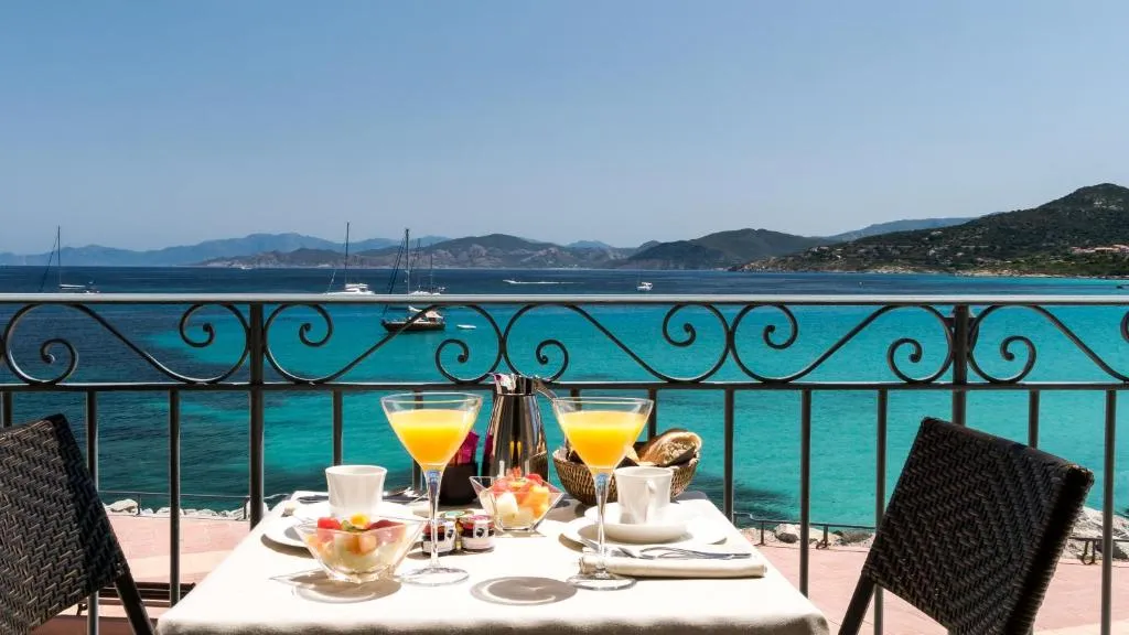 Fachada del hotel Perla Rossa en L'Île-Rousse, Córcega