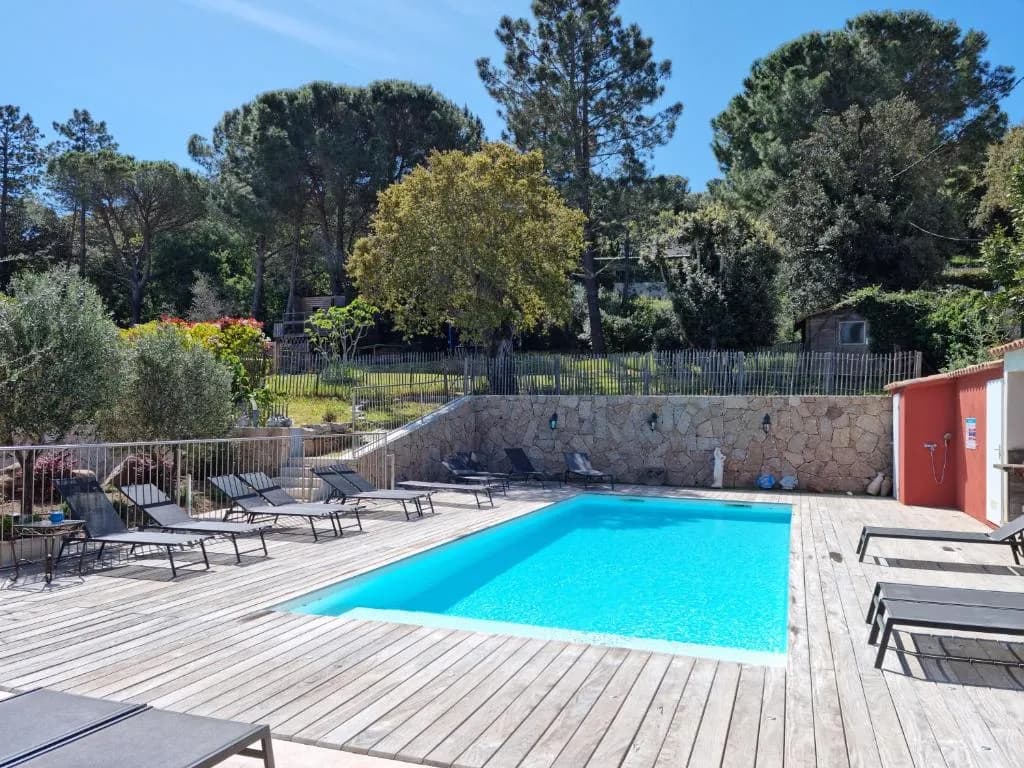 Área da piscina do Hôtel Casa di Mama, Porto-Vecchio, Córsega