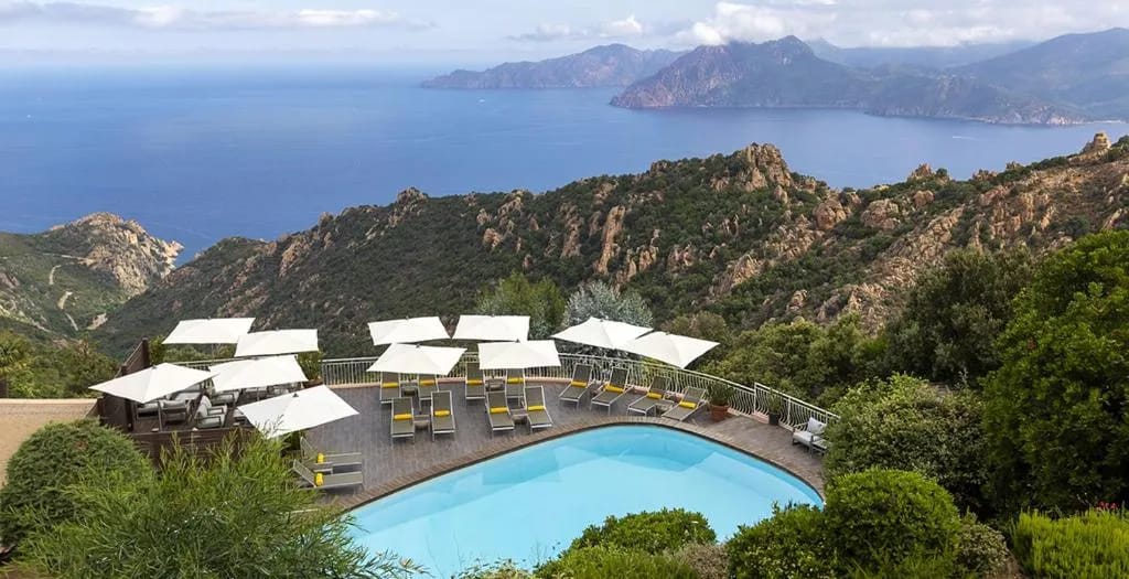 Piscine de l'Hôtel Capo Rosso avec vue sur les calanques de Piana
