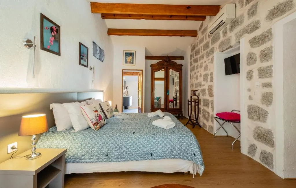 Auberge U n'Antru Versu - 3-star hotel in San-Gavino-di-Carbini (south Corsica), Corsica - photo 1