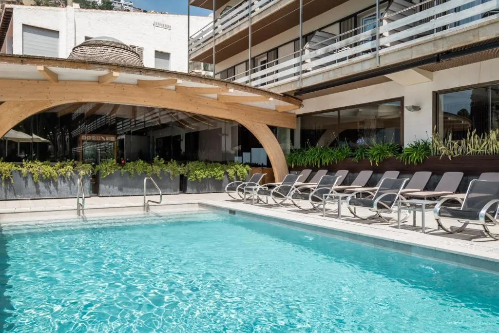 Canyelles Platja - 4-star hotel in Roses, beachfront on Canyelles Petites cove, Costa Brava - photo 1