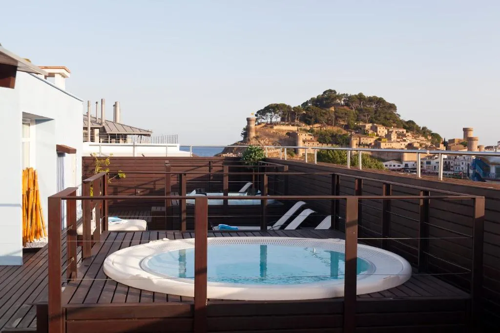 Hotel Florida Tossa outdoor pool and sun terrace