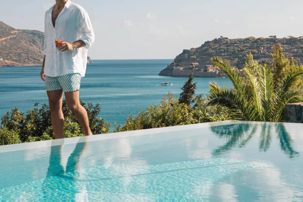Le resort Phaea Blue et sa plage privée à Elounda