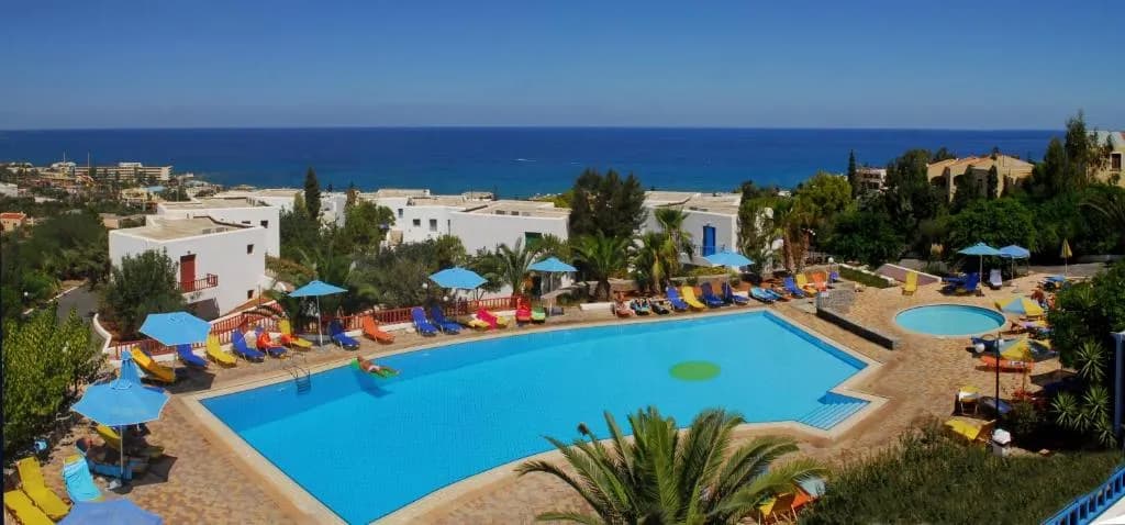 Área da piscina do Sunshine Village Hotel, Hersonissos, Creta