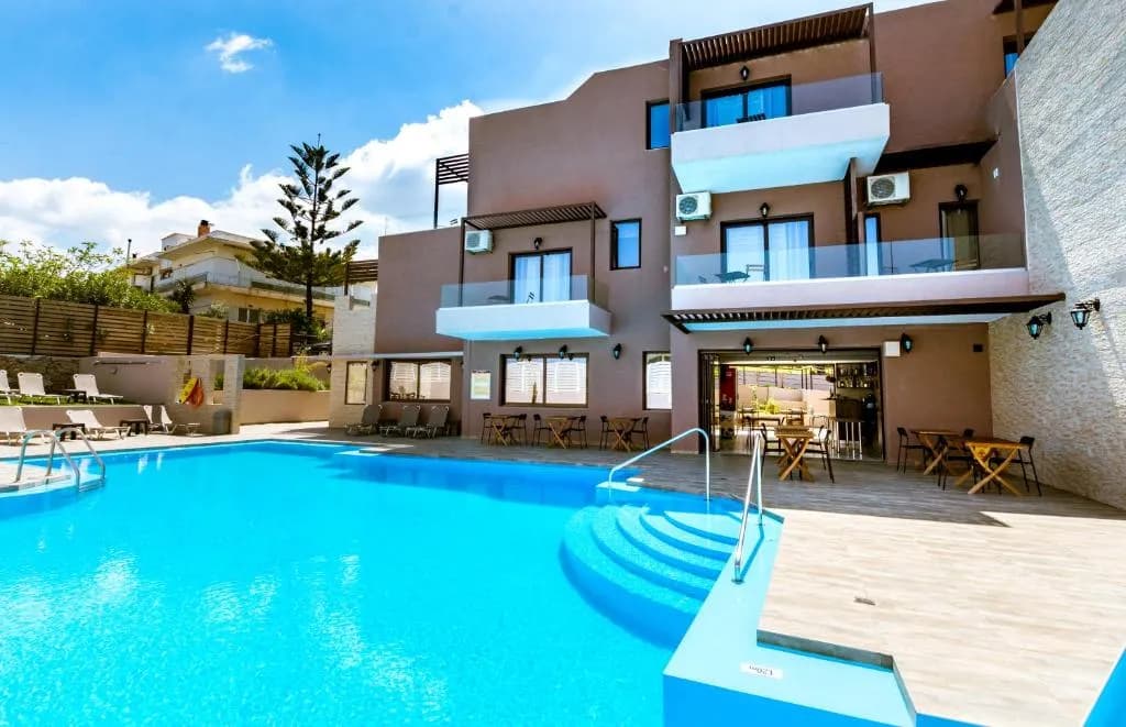 Exterior do Gregory Comfort Hotel em Kalamaki, Chania, Creta