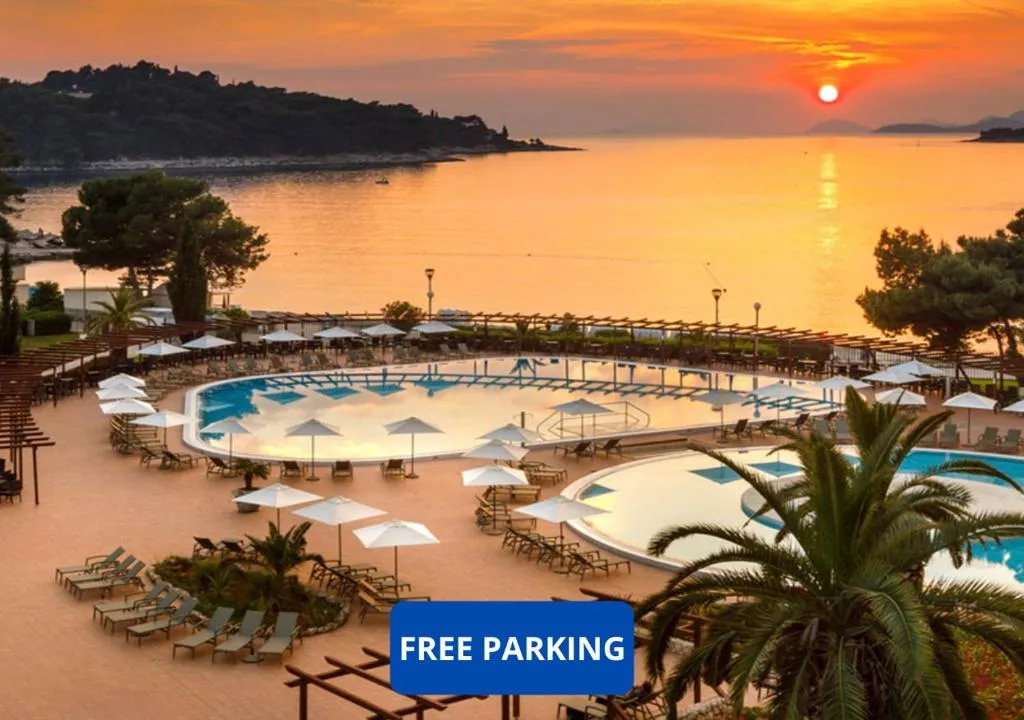 Piscina e esplanada do Remisens Hotel Albatros com vista para a baía de Cavtat