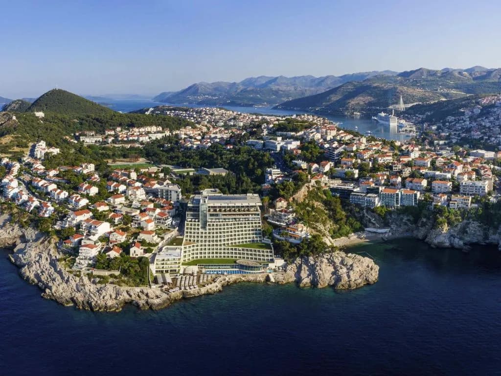 Exterior del Rixos Premium Dubrovnik en el acantilado con vistas al Adriático