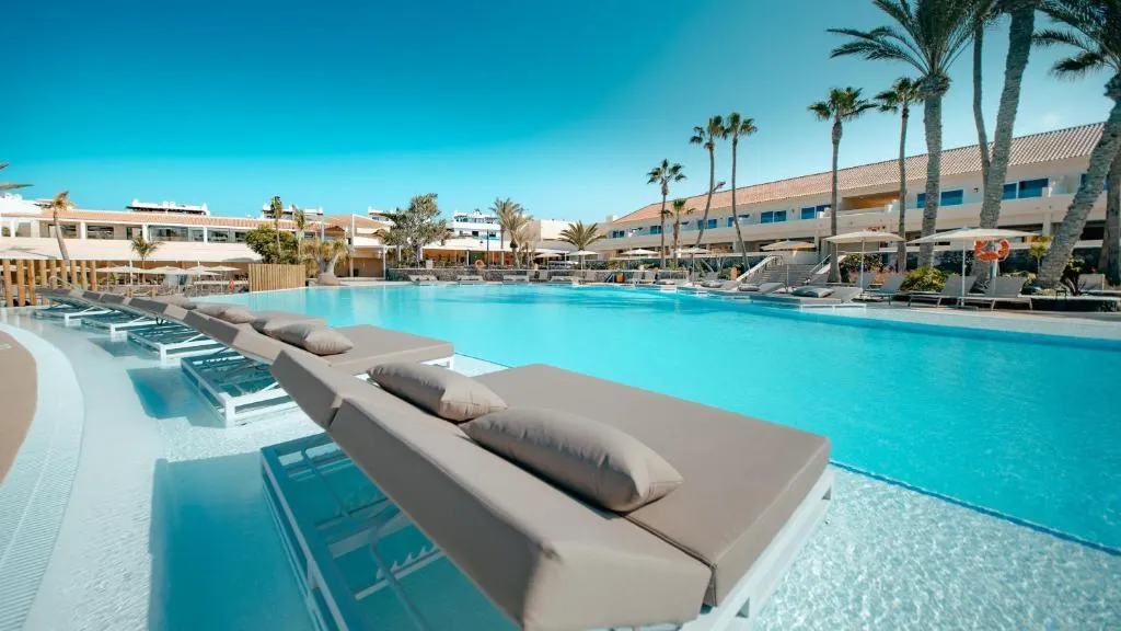Terraza piscina del HD Lobos Natura con palmeras, Corralejo