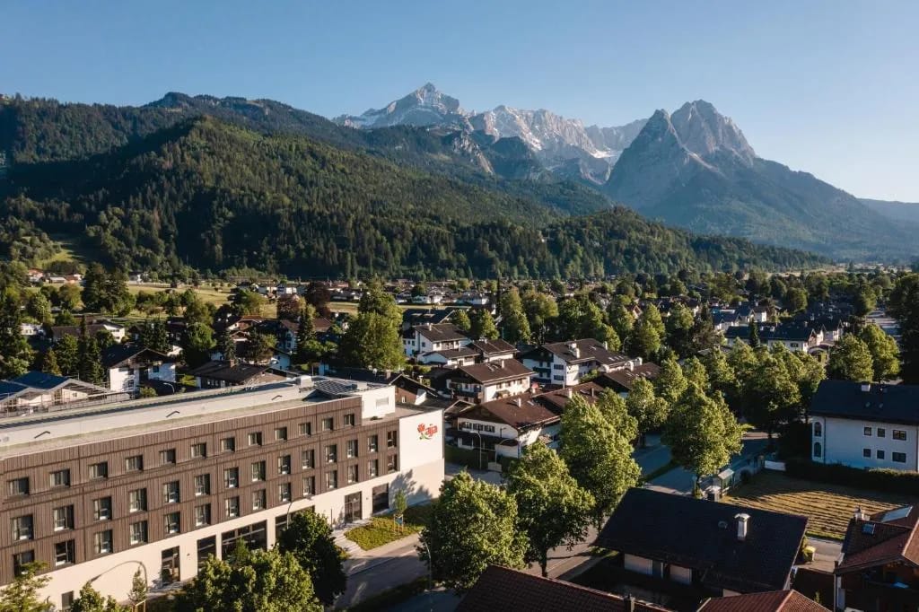 aja Garmisch-Partenkirchen - 4-star hotel in Garmisch-Partenkirchen, Garmisch-Partenkirchen - photo 1