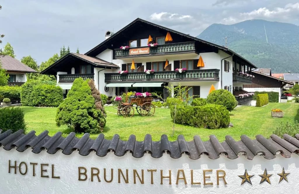 Hotel Garni Brunnthaler - Hotel de 3 estrelas em Garmisch-Partenkirchen, Garmisch-Partenkirchen - photo 1