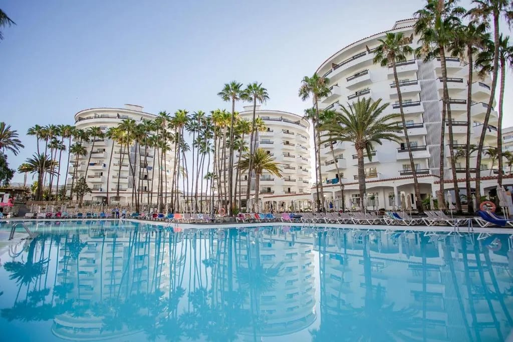 Exterior and pool area en Servatur Waikiki, Gran Canaria