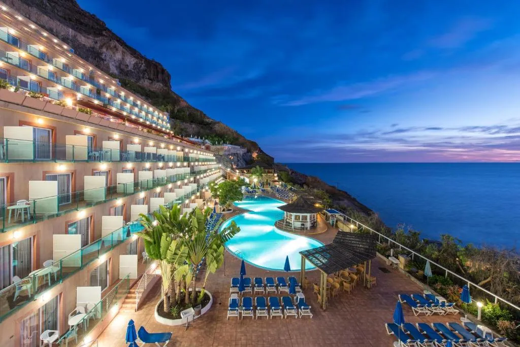 Main pool and sun terrace en Mogan Princess, Gran Canaria