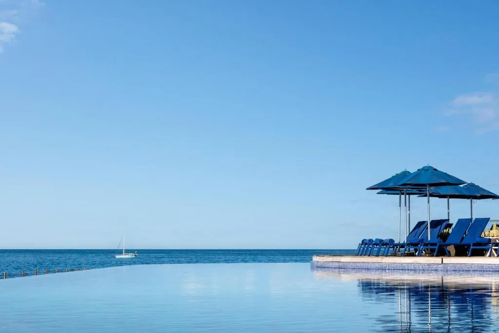 Terrasse piscine du Marina Suites Gran Canaria avec vue sur la crique de Puerto Rico