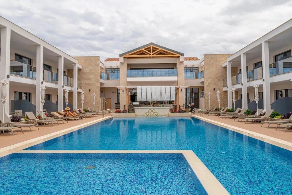 Mirror Hotel - 4-star hotel in Polykhrono (Kassandra), Halkidiki - photo 1