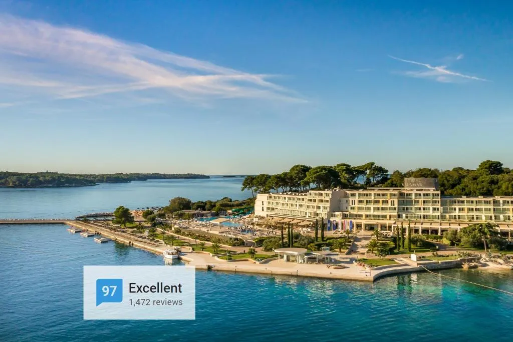 Vista exterior del hotel Isabella Island desde el mar Adriático, Poreč