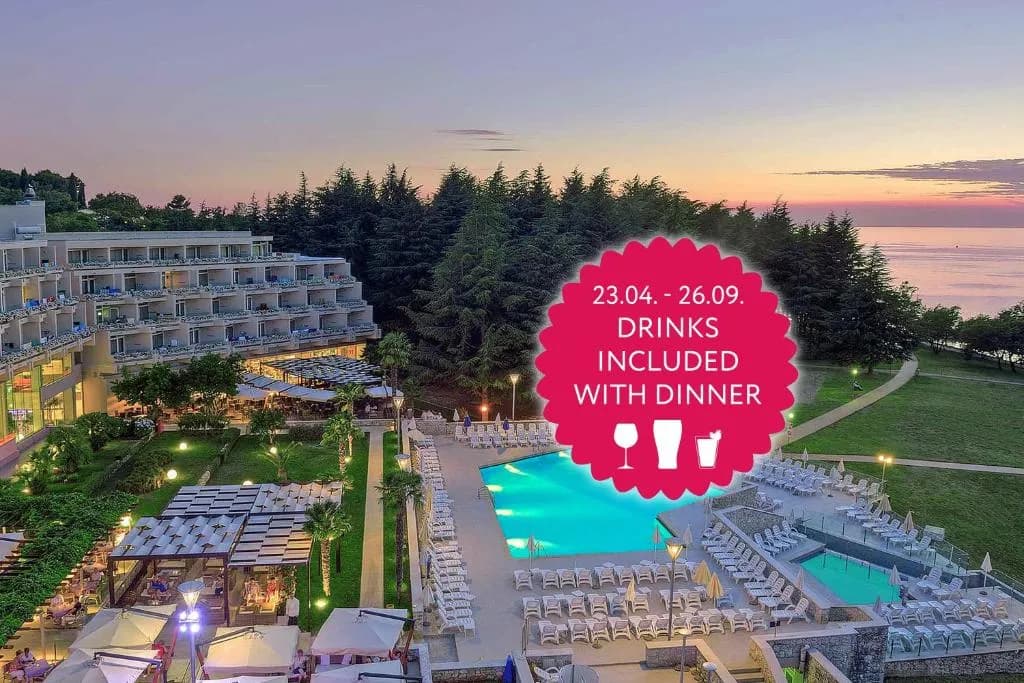 Exterior do Hotel Mediteran Plava Laguna rodeado de pinheiros, Poreč