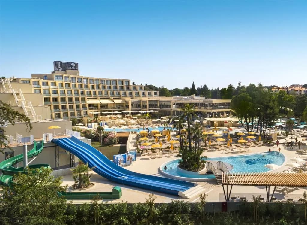 Fachada e zona de piscina do Valamar Parentino Hotel em Poreč, Croácia