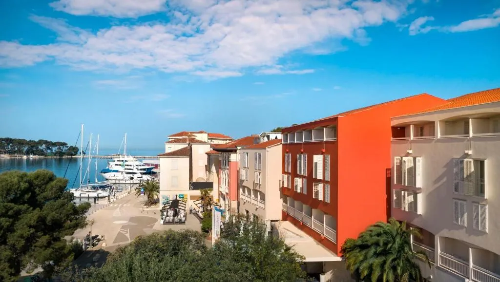 Fachada do Valamar Riviera Hotel no passeio de Porec
