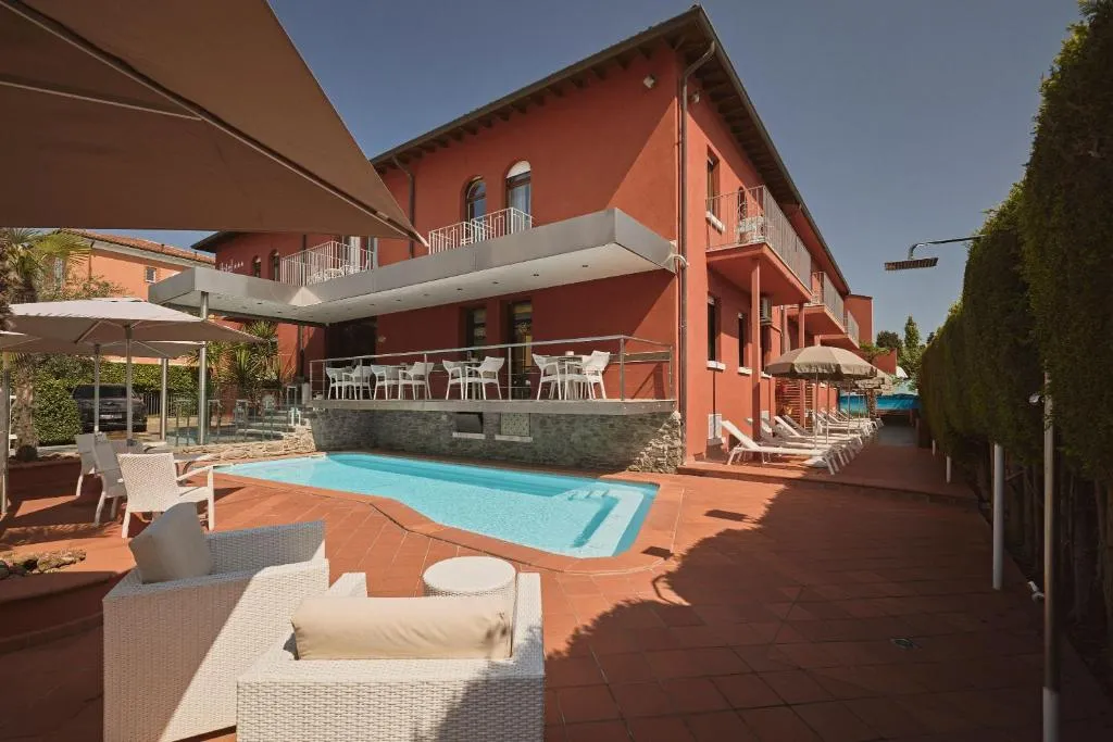 facade and entrance of Hotel Le Mura, Lazise