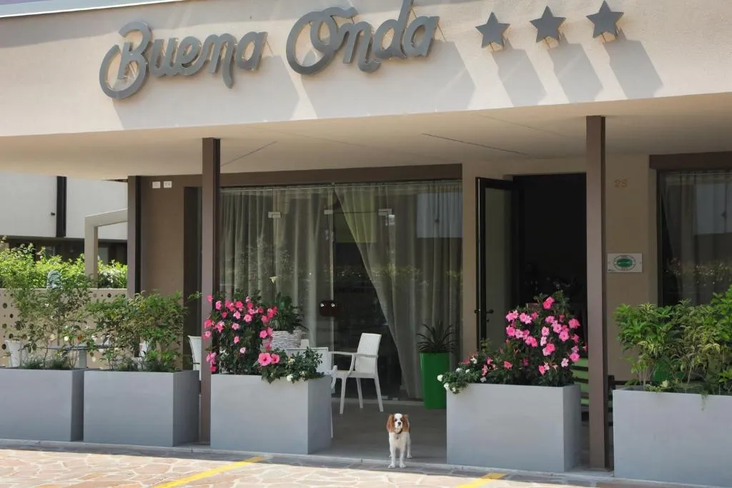 facade and entrance of Hotel Buena Onda, Peschiera del Garda