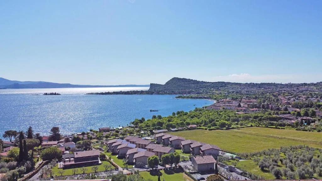 Plage privée et transats de l'Onda Blu Resort à Manerba del Garda