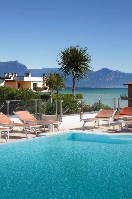 Hotel Arena Sirmione pool and garden