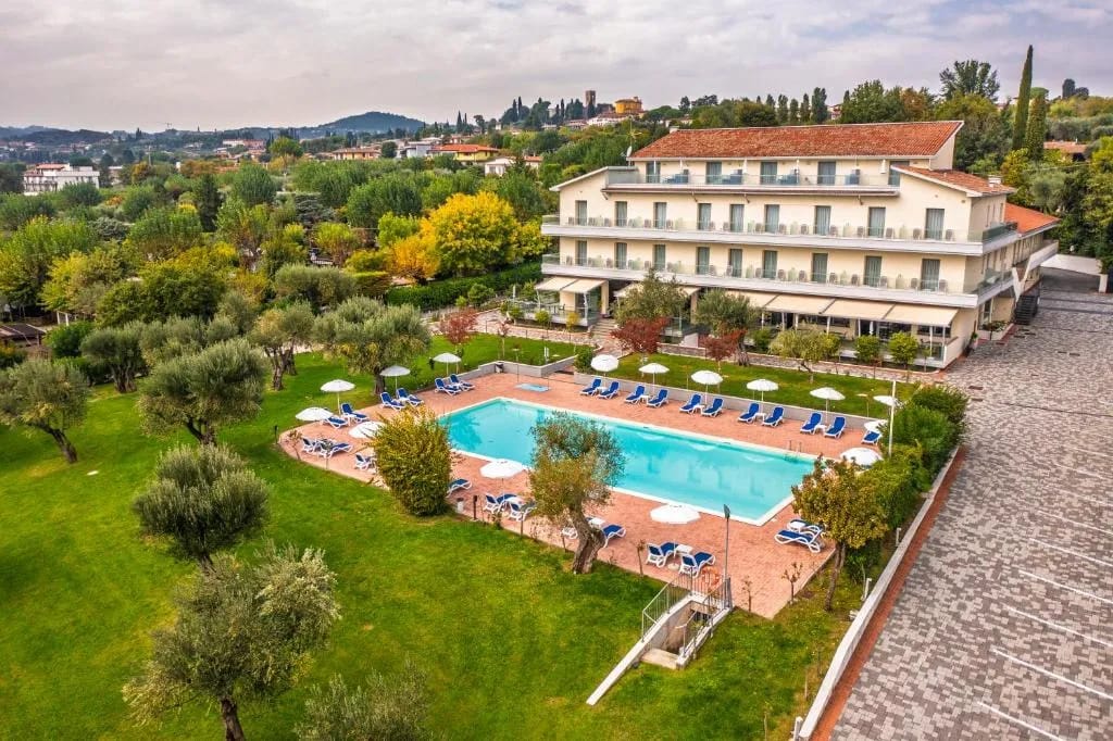 Hotel Villa Paradiso Suite - 4-star hotel in Moniga del Garda hillside, Lake Garda - photo 1