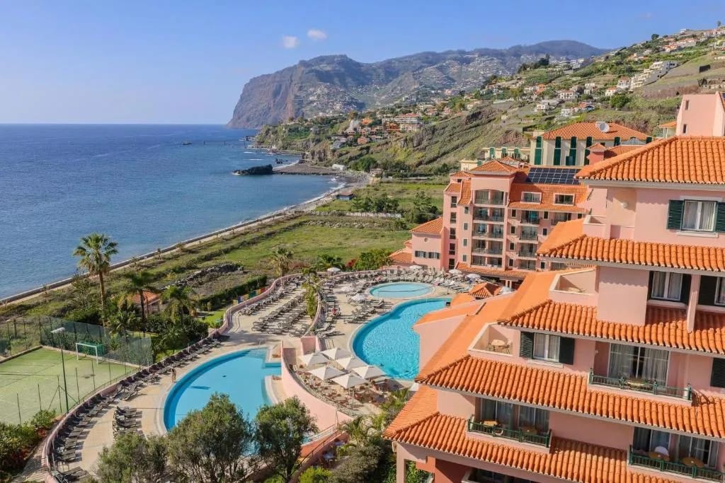 Terrasse de piscine avec vue océan de l'hôtel Pestana Royal Madeira, Madère