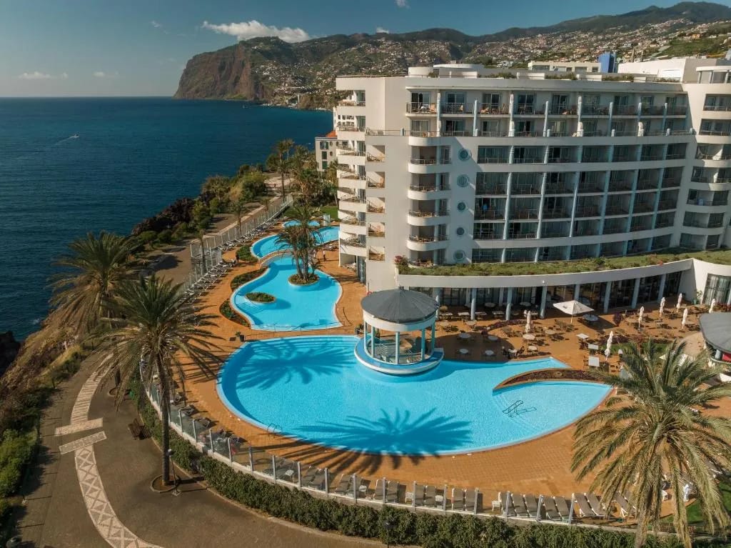 Piscina de agua salada de 1800 m² en el promontorio de Ponta da Cruz del hotel Pestana Grand Madeira, Madeira