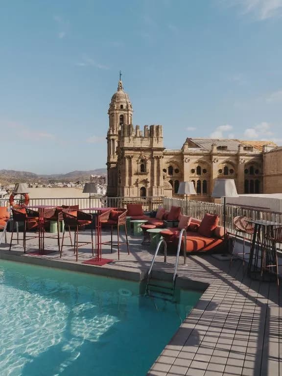Façade de l'hôtel Catalonia Molina Lario sur la rue de la cathédrale à Malaga
