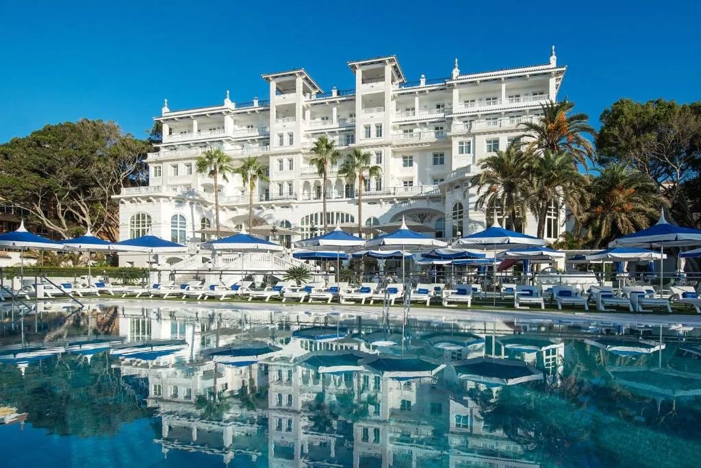 Fachada del palacio Gran Hotel Miramar GL en el Paseo de Reding de Málaga