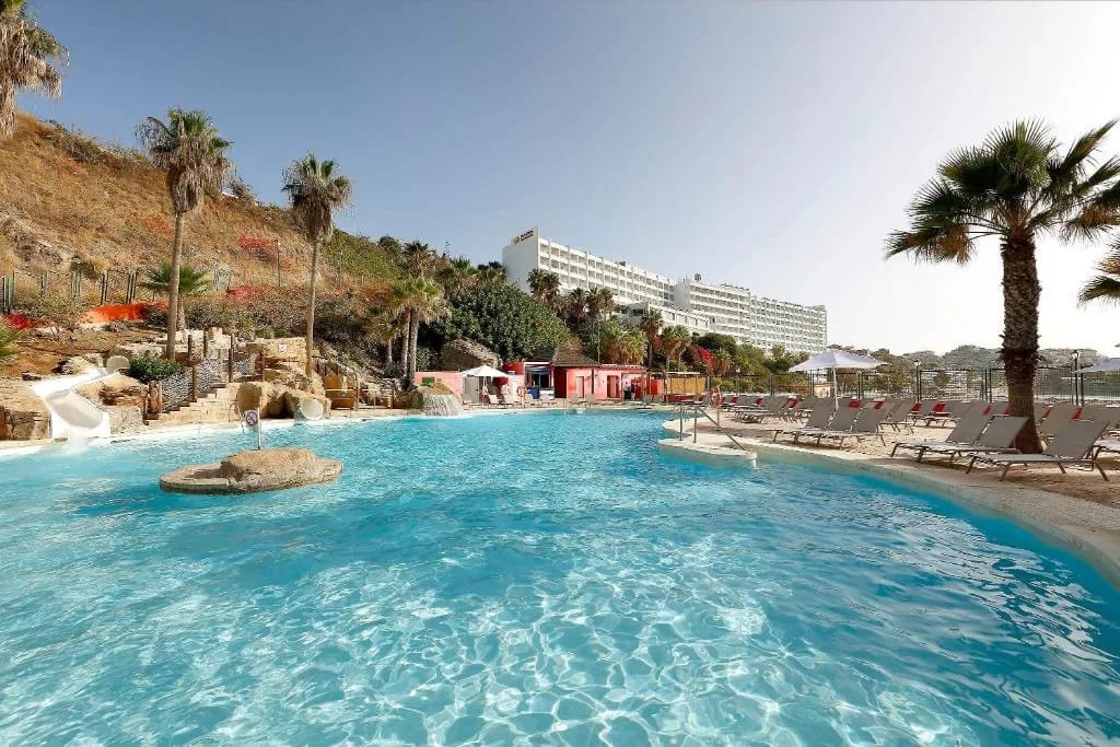Fachada del Hotel Benalma Costa del Sol, frente al mar en Benalmádena