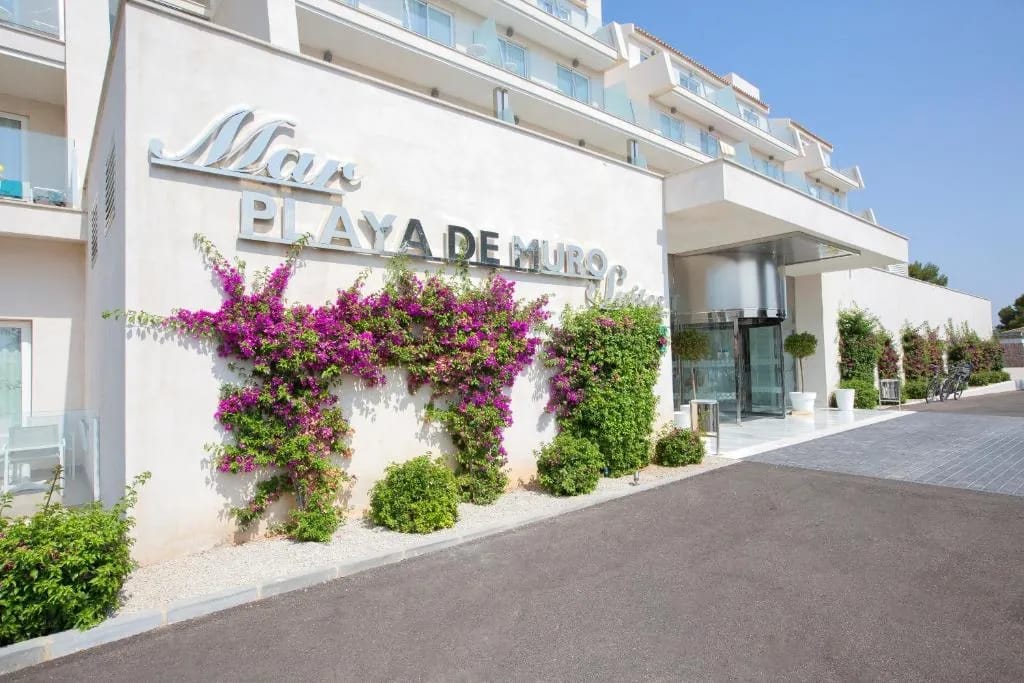 Piscine et zone splash du Mar Hotels Playa de Muro Suites