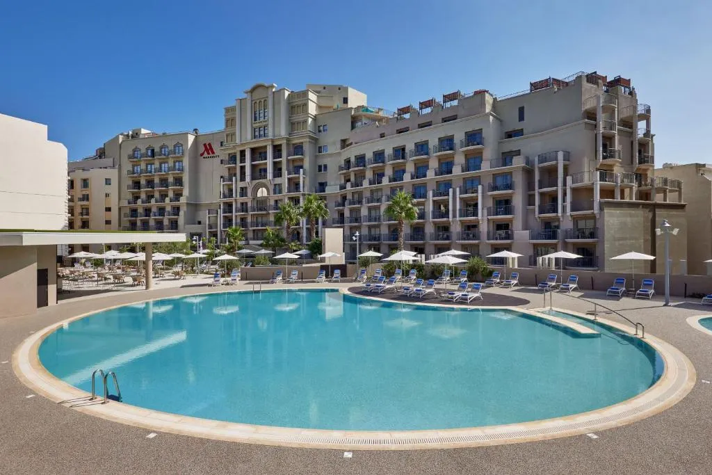 Fachada do hotel Malta Marriott Resort & Spa virada para o mar