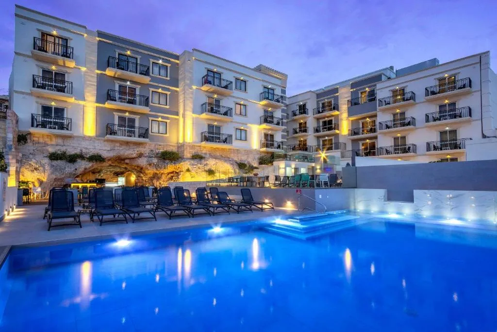 Piscina exterior con vistas a la bahía de Mellieħa en el Pergola Hotel & Spa, Malta