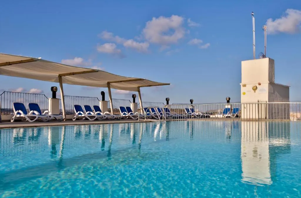 Piscinas exterior e interior del Santana Hotel & SPA en Qawra, Malta