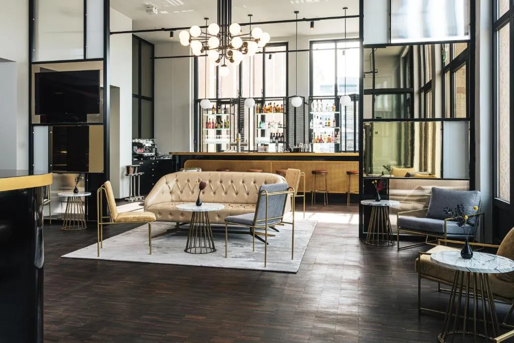 Fachada del hotel AMERON München Motorworld en antigua nave ferroviaria