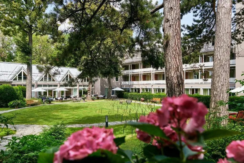 Jardín y fachada del Parkhotel Rothof en Múnich Bogenhausen