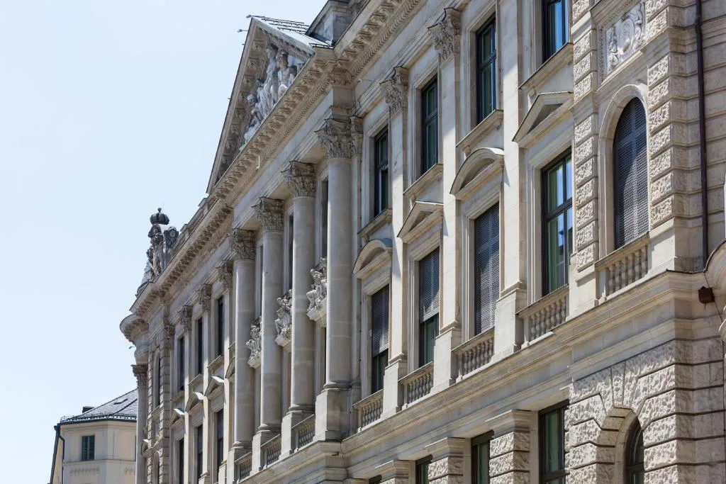 Façade du Rosewood Munich sur la Kardinal-Faulhaber-Strasse