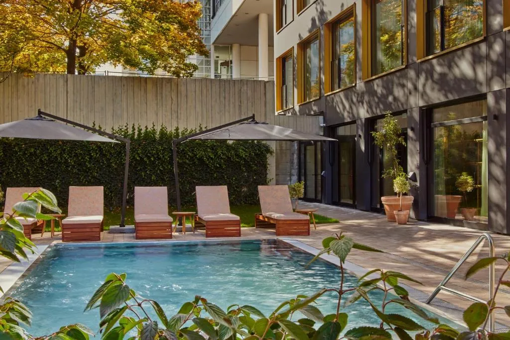 Exterior del WunderLocke Munich con piscina