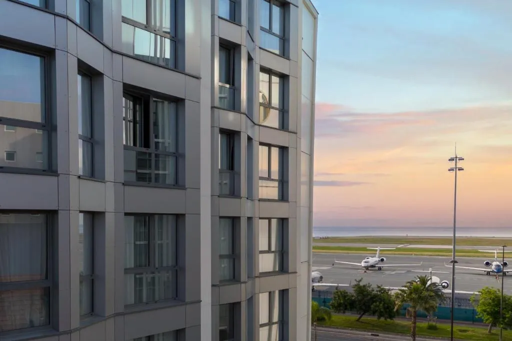 Exterior y zona de piscina del Nemea Appart Hotel Nice Arenas